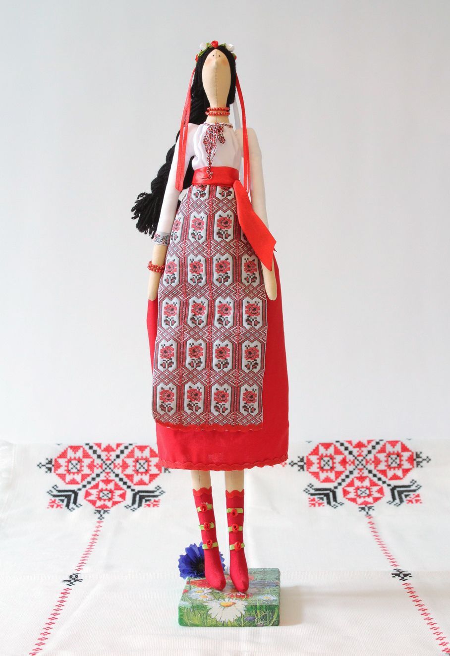 Интерьерная мягкая кукла на подставке Украинка фото 1