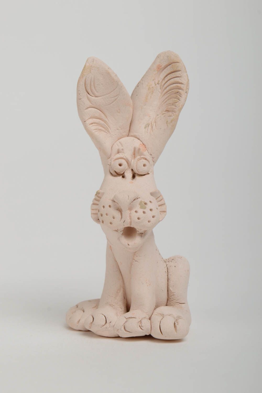 Глиняная статуэтка в виде белого зайчика вылепленная вручную для декора фото 2