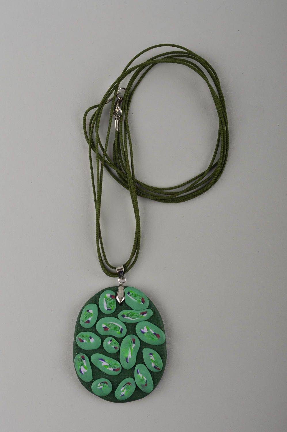 Кулон на шнурке ручной работы кулон женский зеленый кулон из полимерной глины фото 2