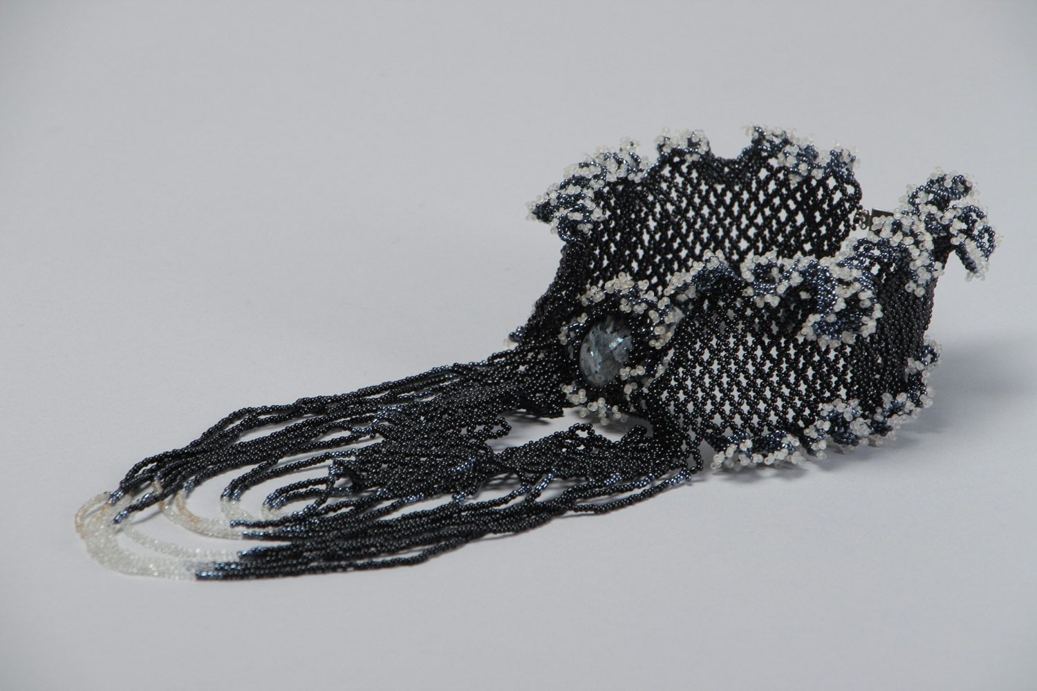 Вечернее колье из бисера с натуральным камнем лабрадоритом ручной работы черное фото 4