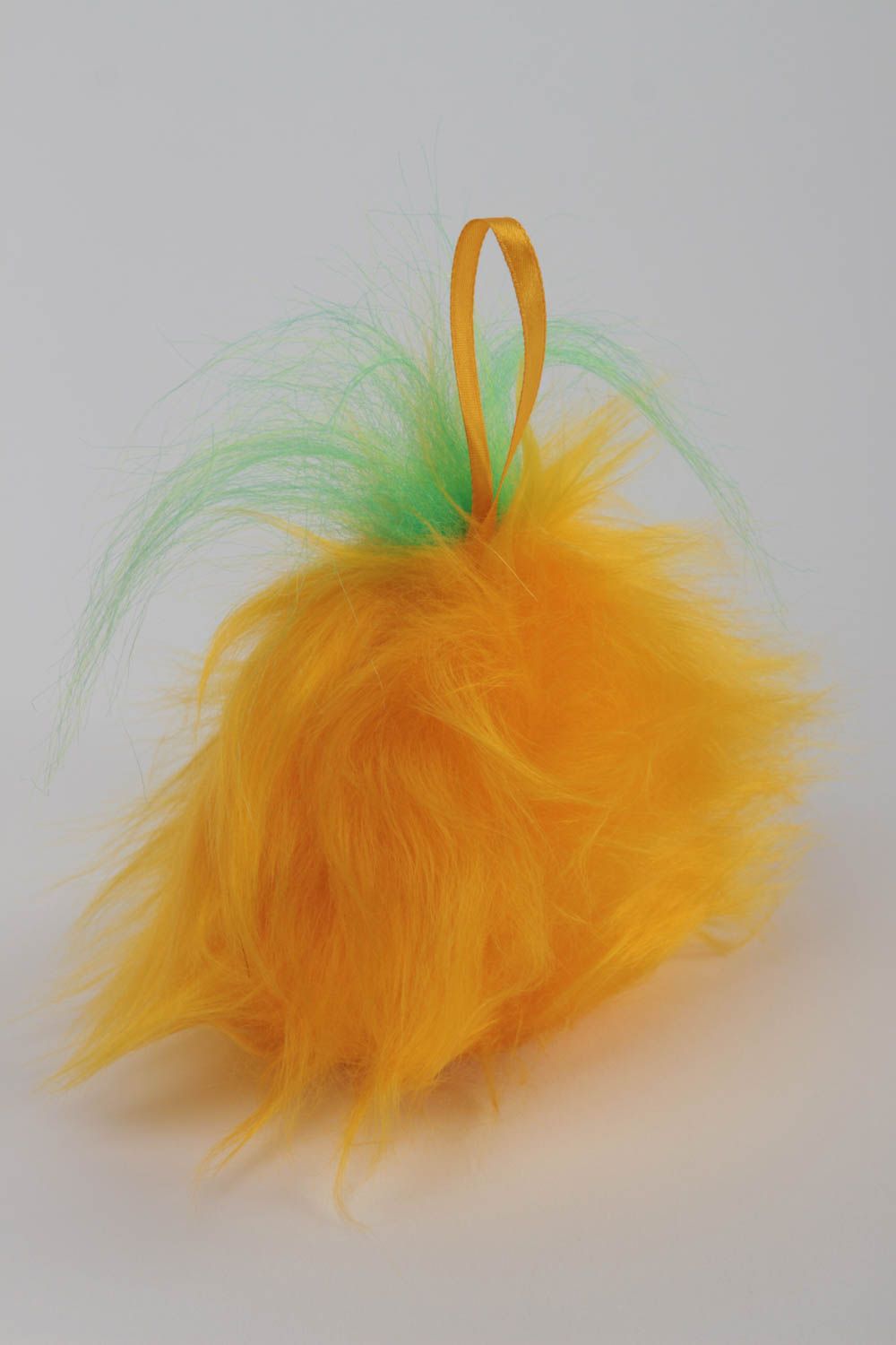 Игрушка из искуссвенного меха в виде птички желтая с зеленым ручной работы фото 4
