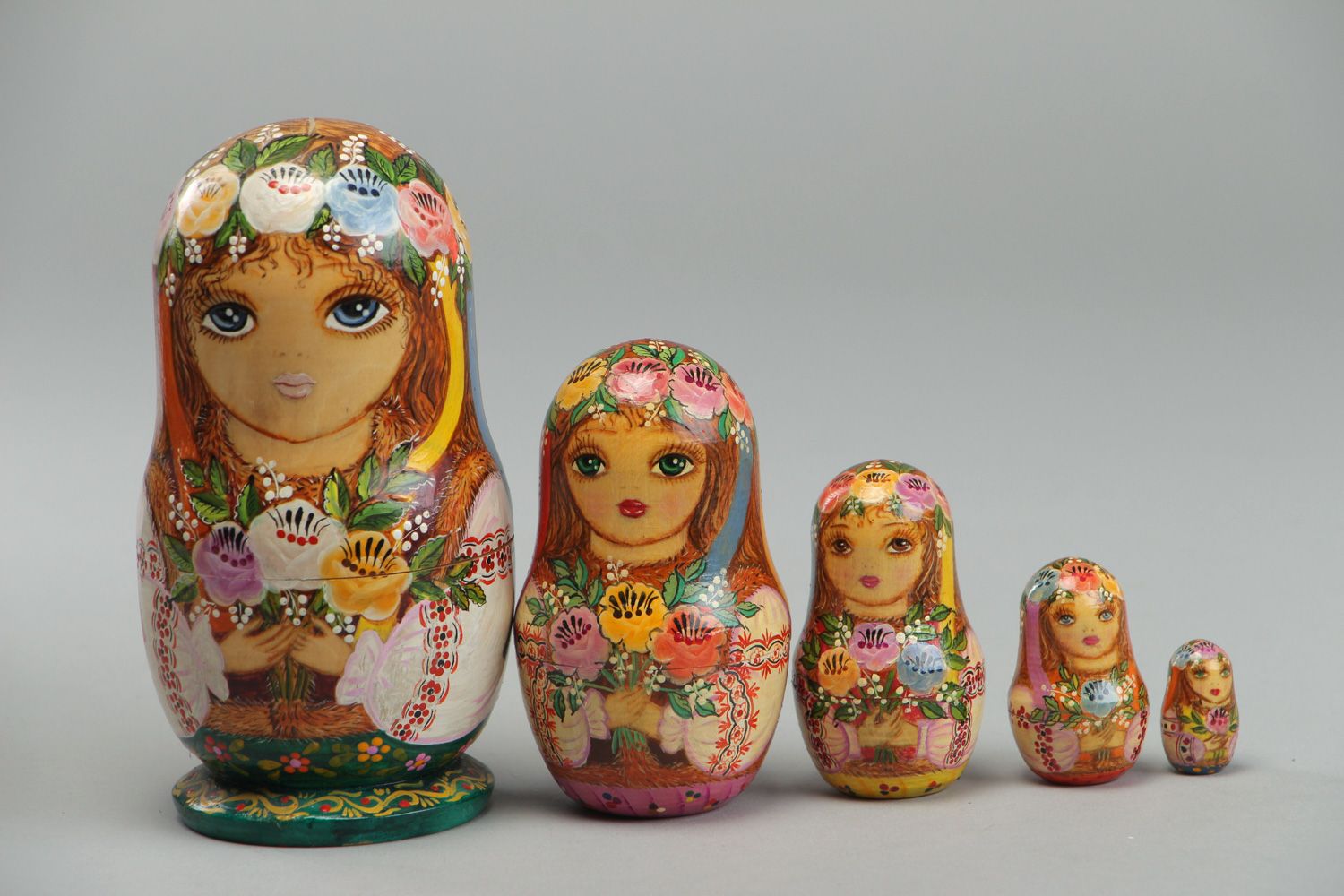 Matrioska de cinco muñecas rusas hechas a mano de madera y pintadas foto 2