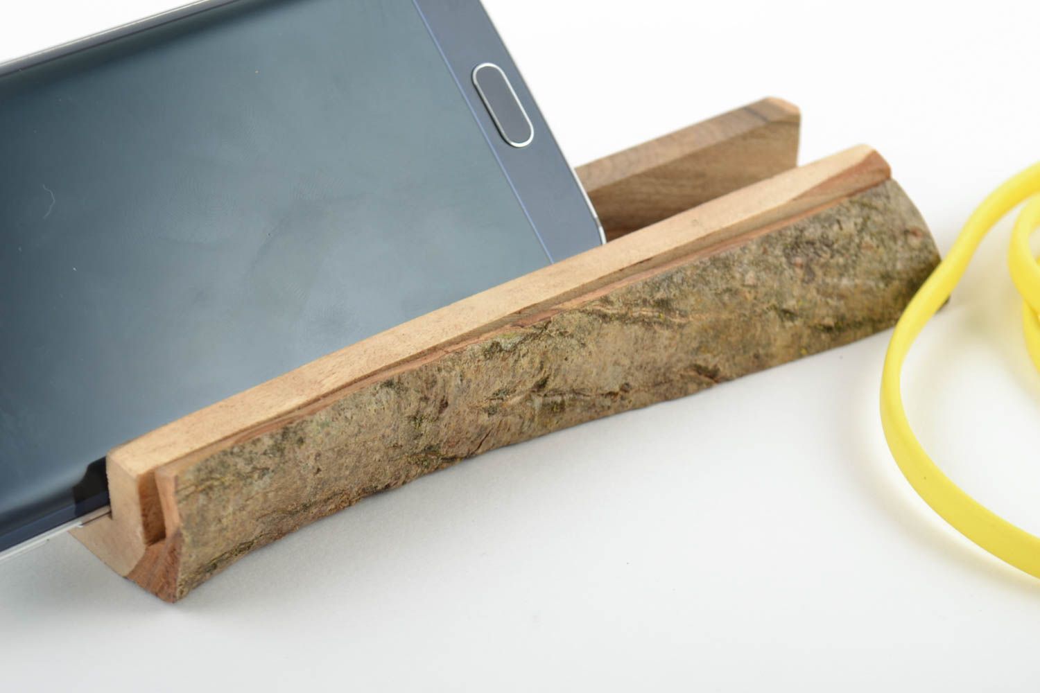 Porte-tablette et téléphone en bois verni fait main écologique insolite photo 1