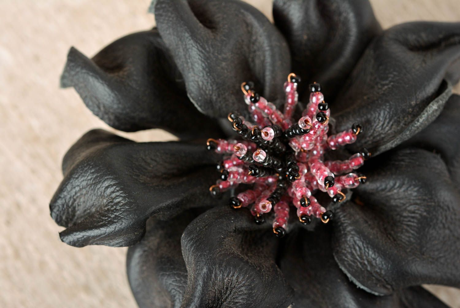 Broche fleur faite main Barrette cheveux Accessoire femme vrai cuir noir design photo 3