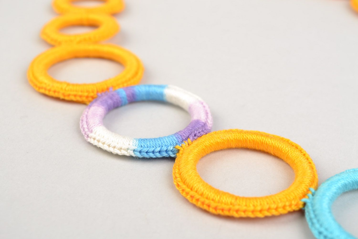Collier fantaisie anneaux en plastique recouverts de fils multicolores fait main photo 3