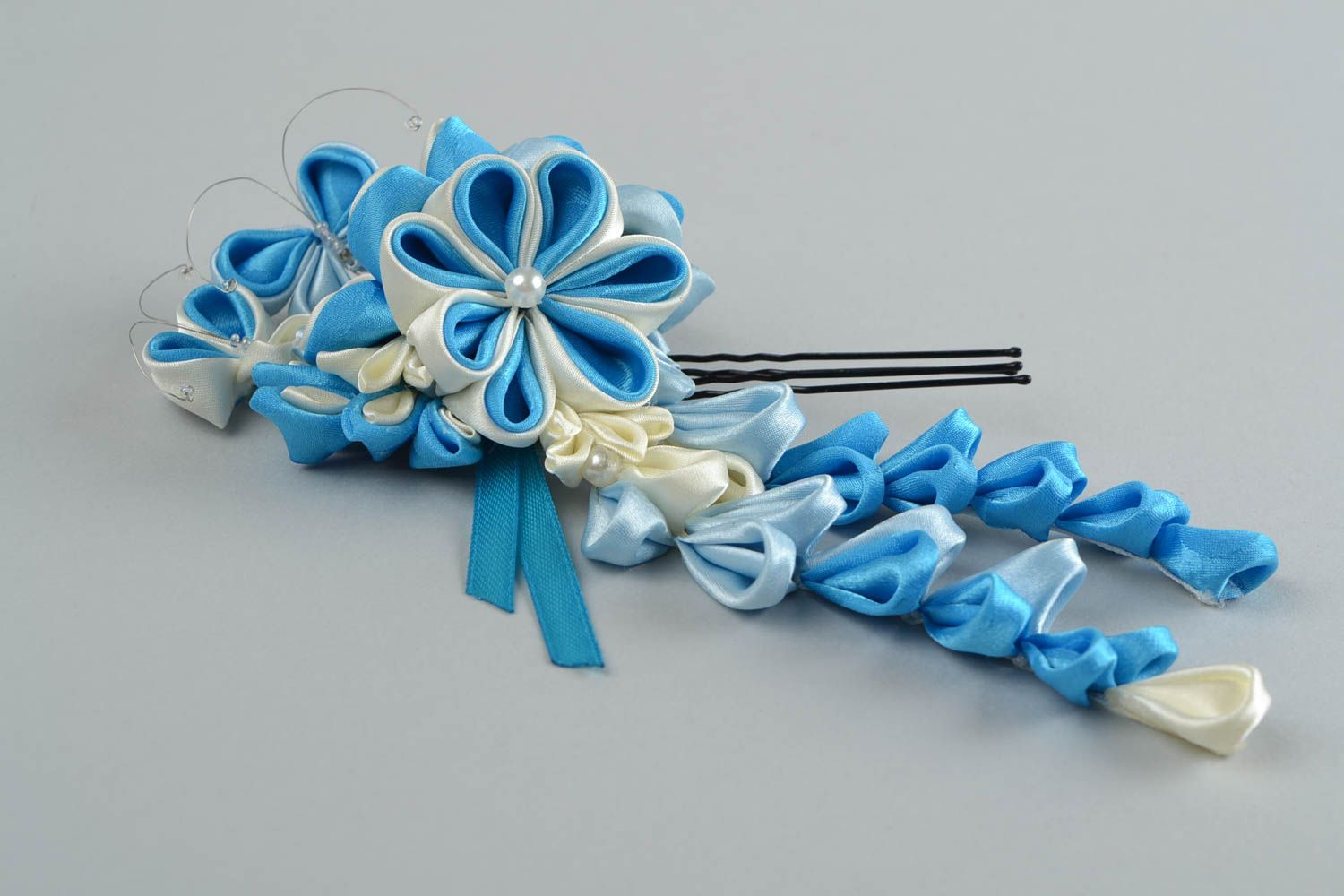 Шпилька с цветком из атласных лент в технике канзаши белая с голубым хенд мейд фото 4