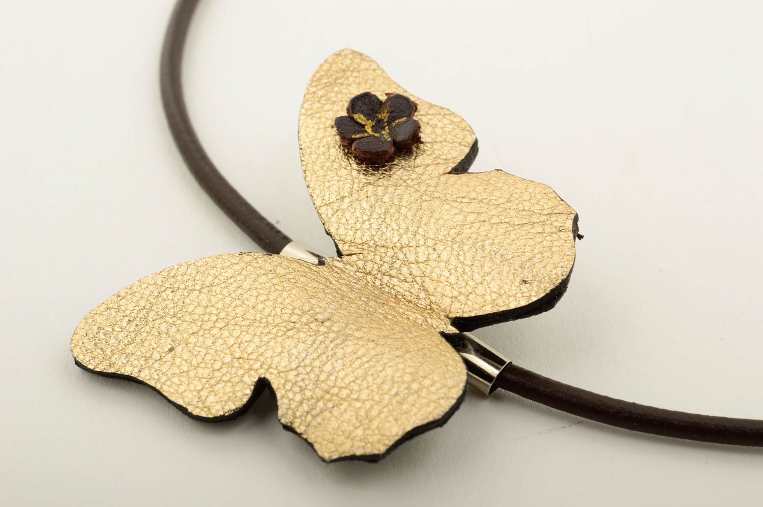 Collier papillon doré Bijou fait main en cuir élégant original Cadeau femme photo 4