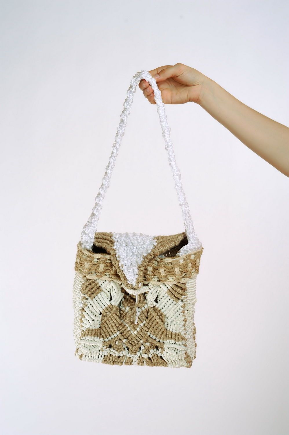 Плетеная сумка на плечо из джута фото 2