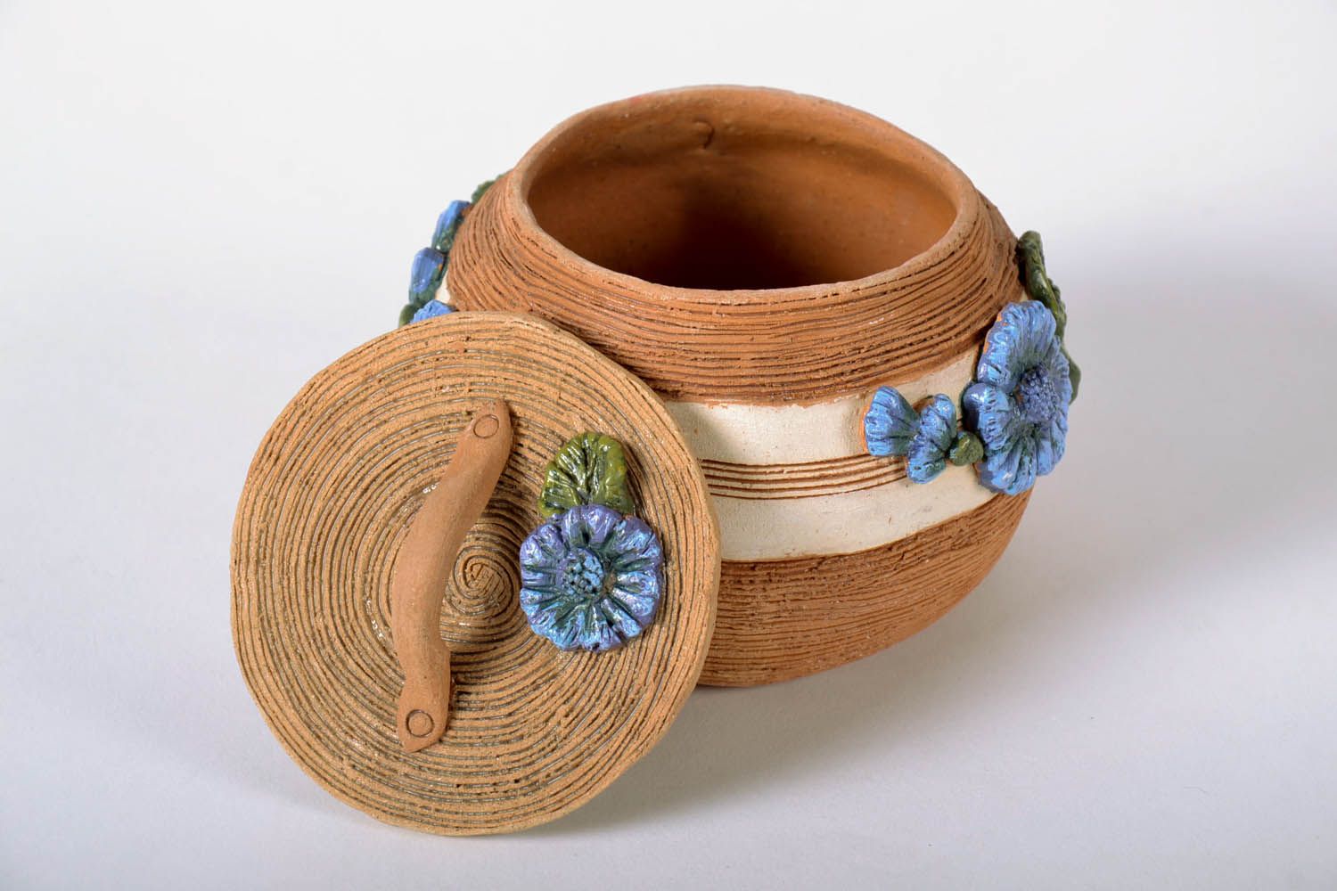 Pote de argila feito à mão Açucareiro decorado com flores moldadas pintadas com tinta acrílicas foto 3