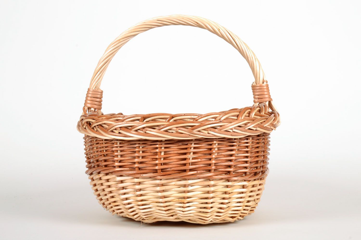 Wicker basket with handle photo 2