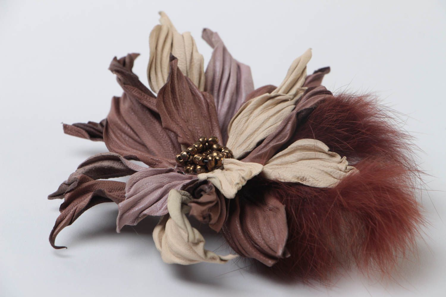 Broche con flor de cuero natural artesanal original para el pelo  foto 3