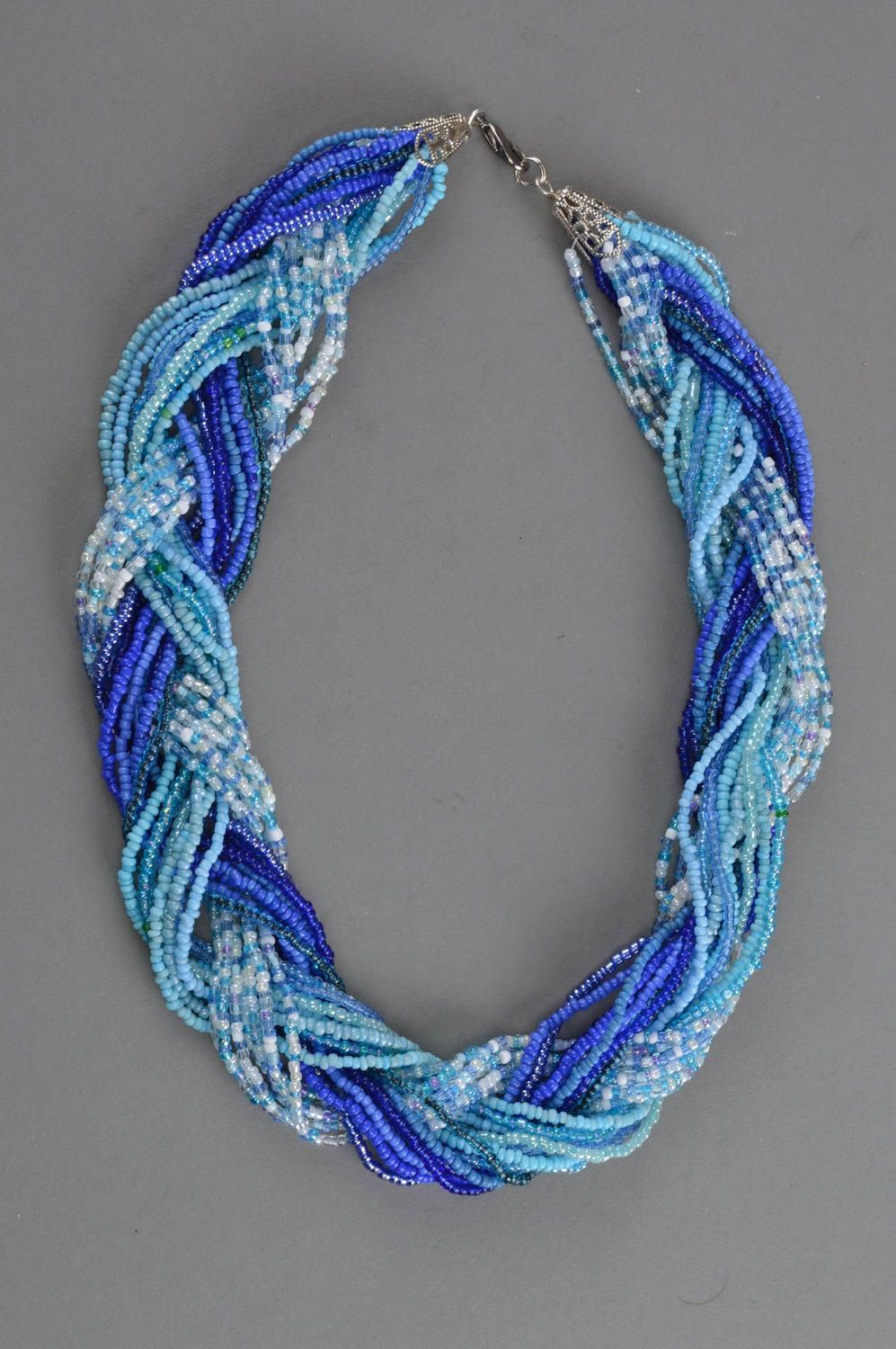 Ожерелье из бисера в синих и голубых тонах ручной работы плетеное в косичку  фото 3