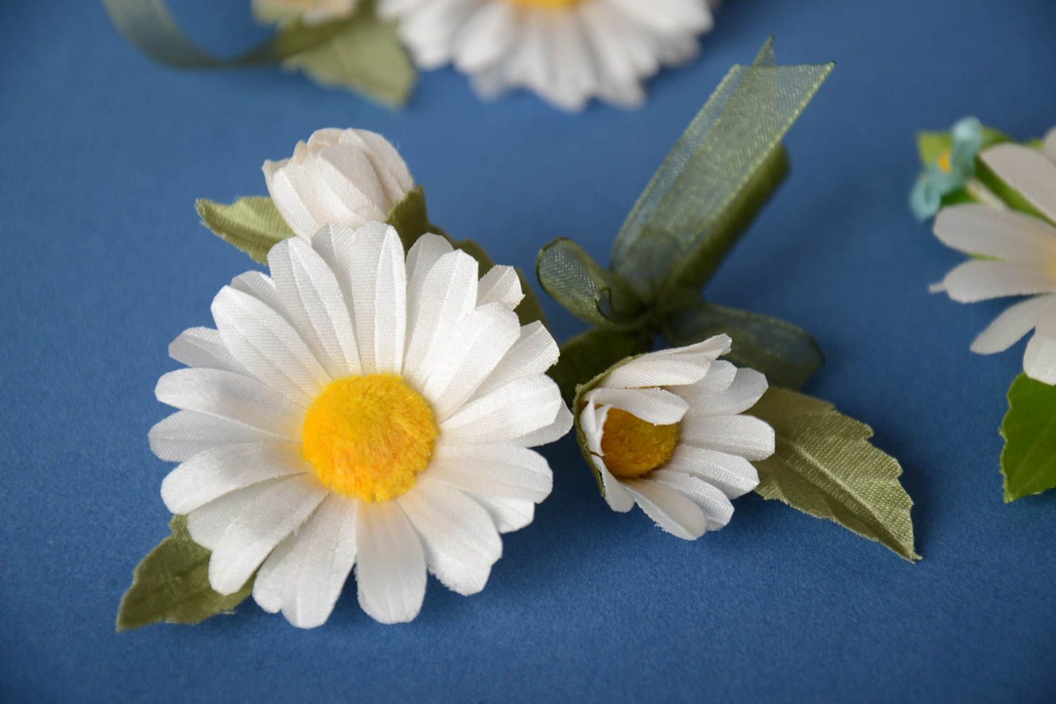 Broche avec fleurs de marguerite blanche en tissu avec feuilles faite main photo 1