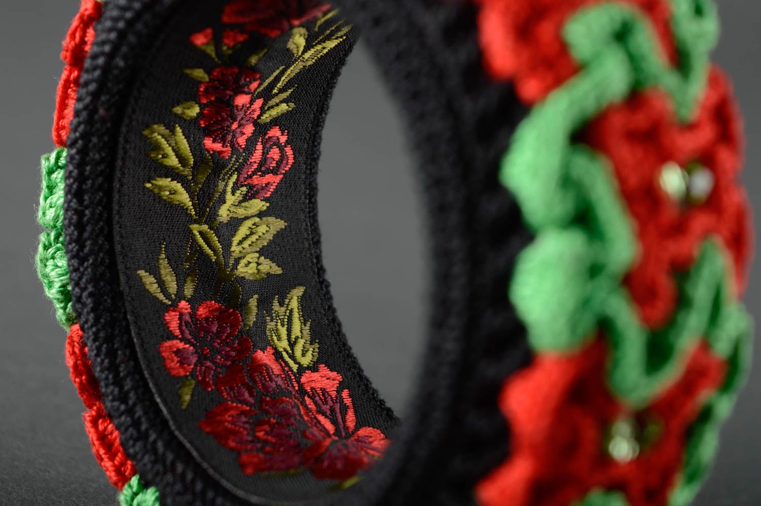 Bracelet large tricoté au crochet vert rouge noir fait main avec fleurs  photo 5