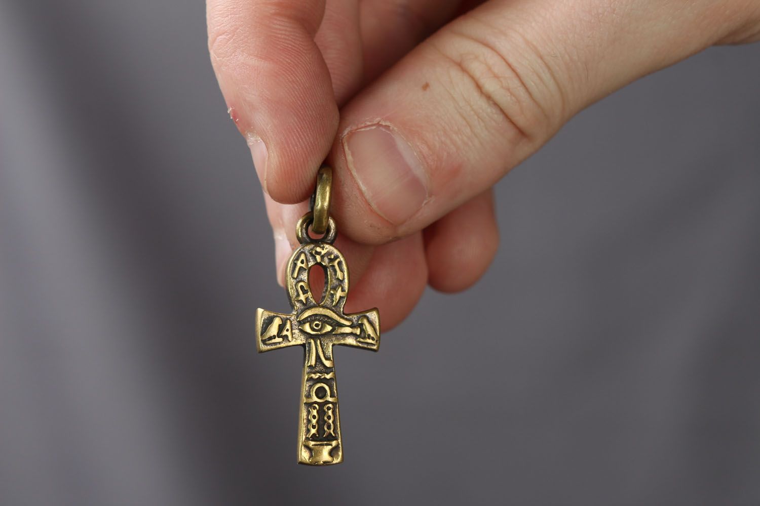 Pingente de bronze feito à mão em forma da cruz do Egipto  foto 3