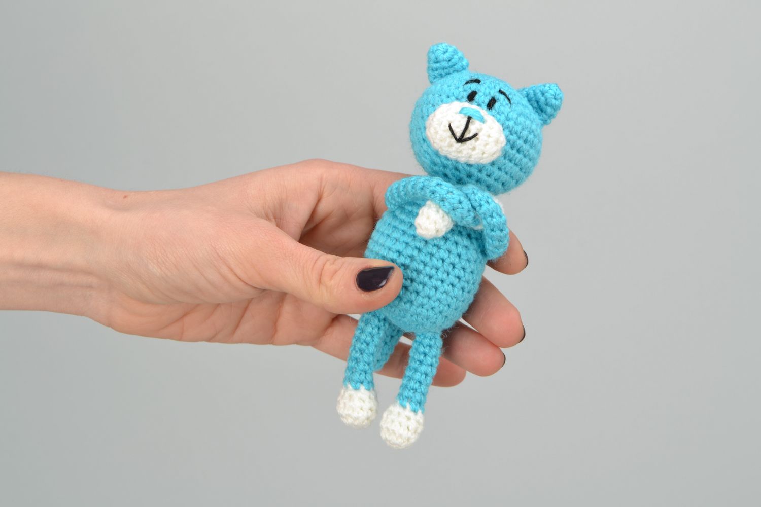 Мягкая вязаная игрушка ручной работы Голубой кот фото 1
