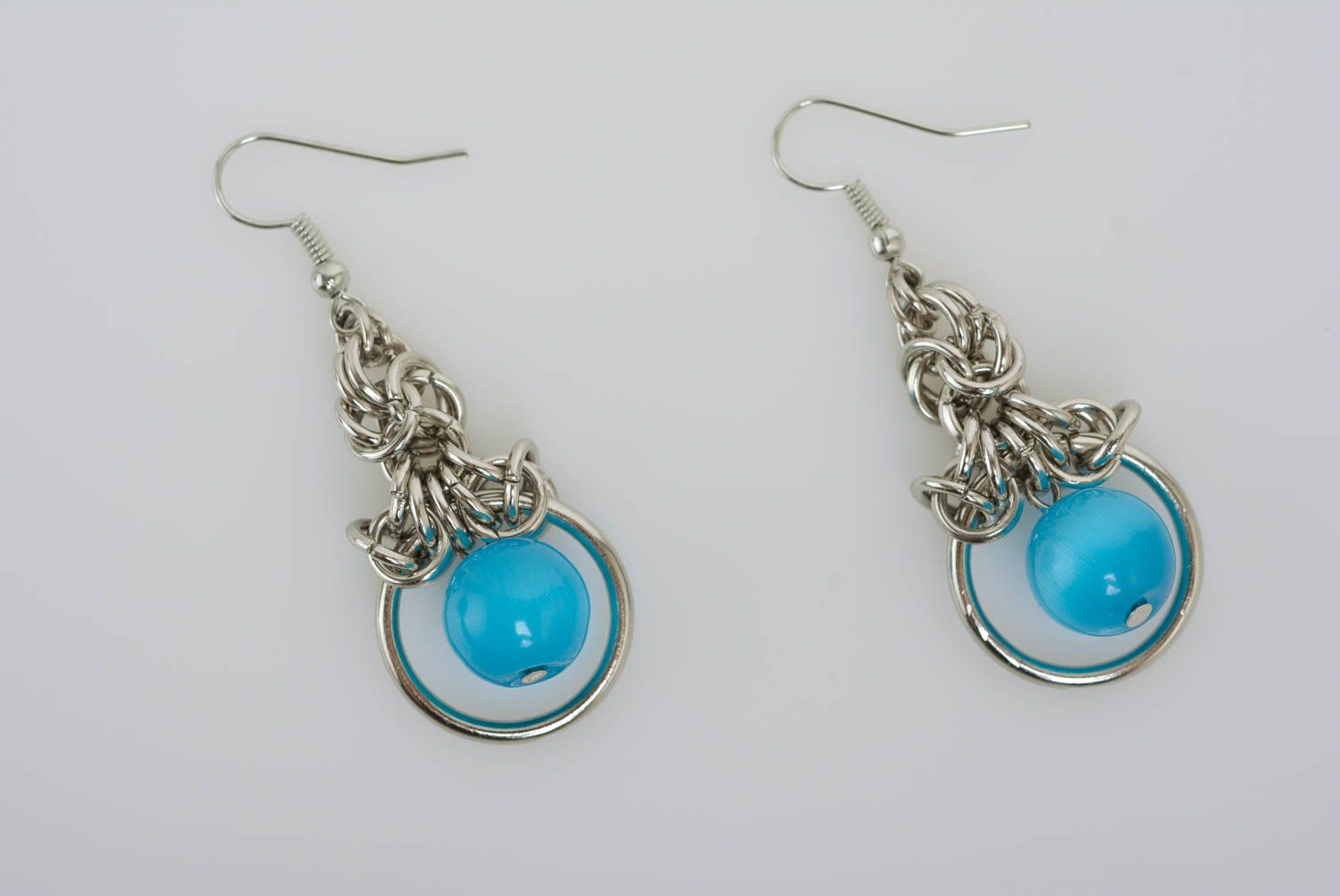 Boucles d'oreilles avec oeil de chat bleu faites main pendantes en métal photo 4