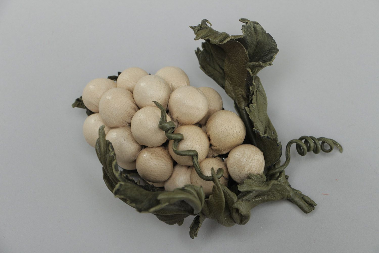 Barrette-broche faite main en forme de fleur blanche avec feuilles vertes photo 2