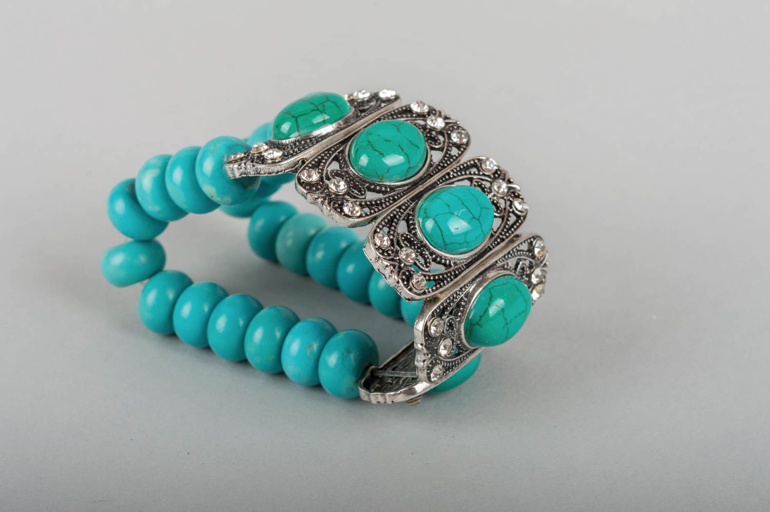 Türkisblaues schönes stilvolles handgemachtes Armband aus Natursteinen  foto 4