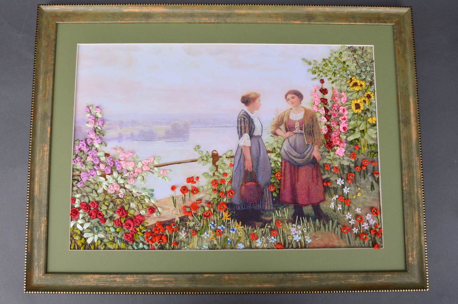 Вышитая картина с цветами и девушками в раме на холсте небольшая ручной работы фото 5