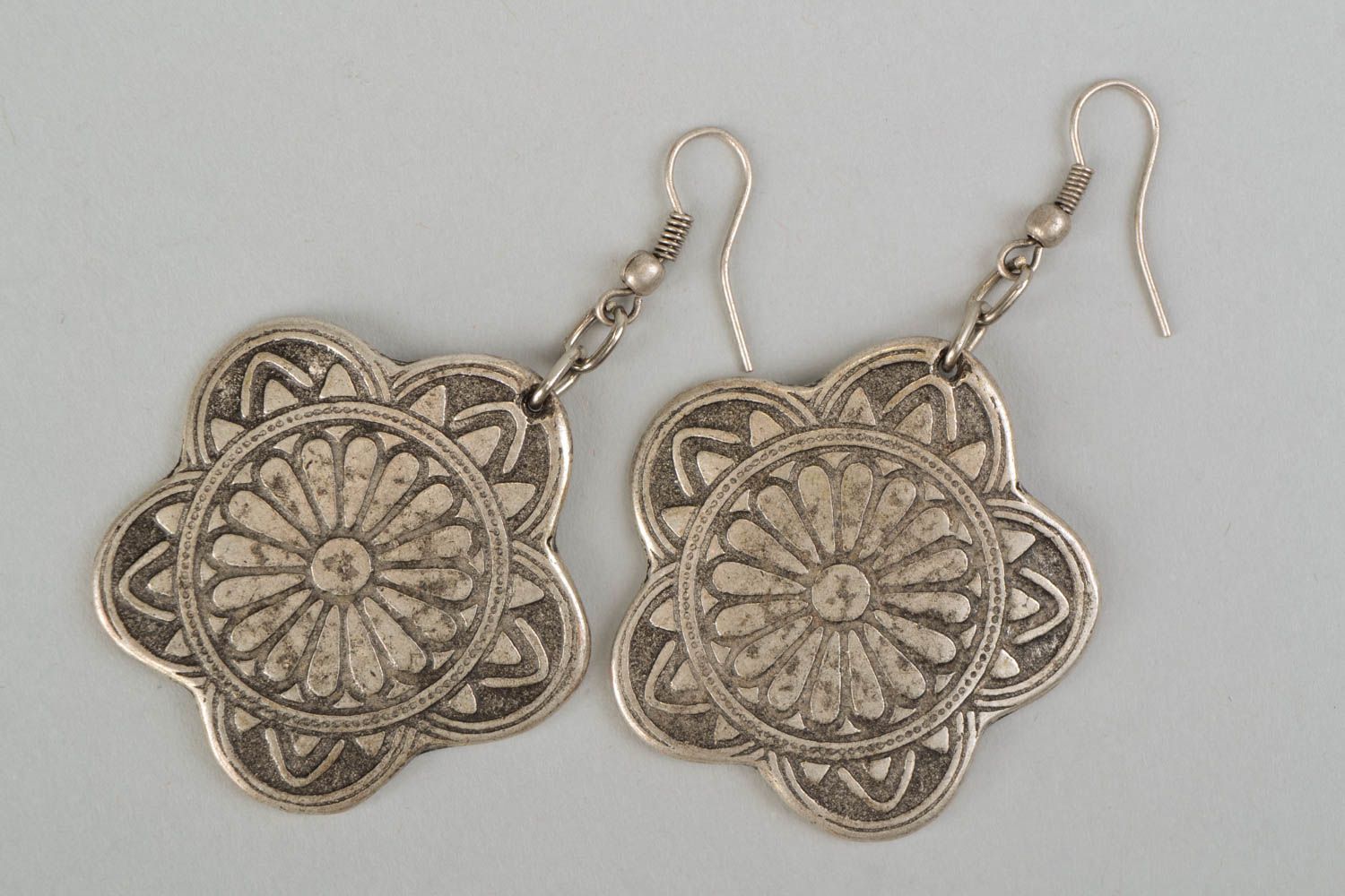 Handgemachte Ohrringe aus Metall in Form von Blumen mit Mustern foto 3