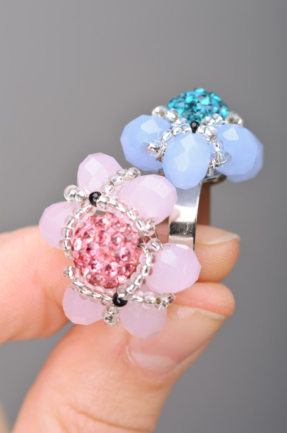 Zarte Ringe aus Glasperlen und Kugeln handmade in Form von Blumen in Rosa und Blau foto 3