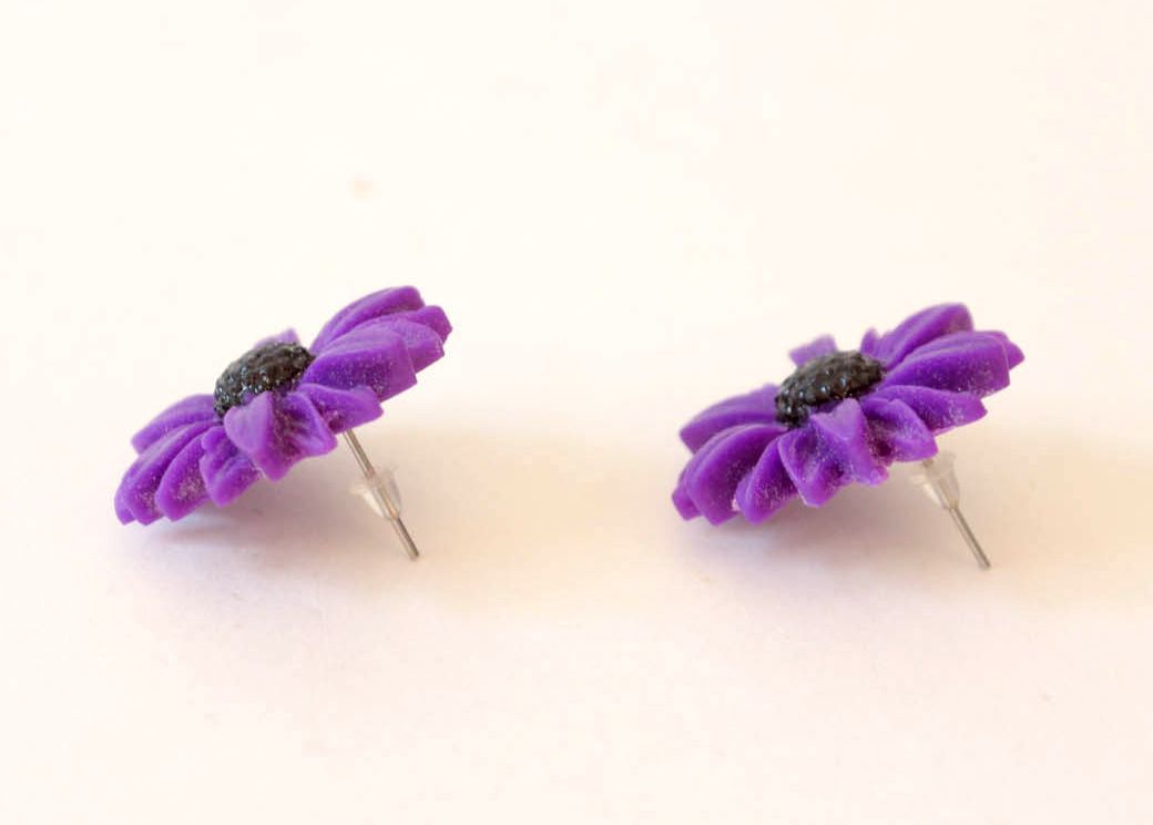 Boucles d'oreilles en pâte polymère violettes faites main photo 3