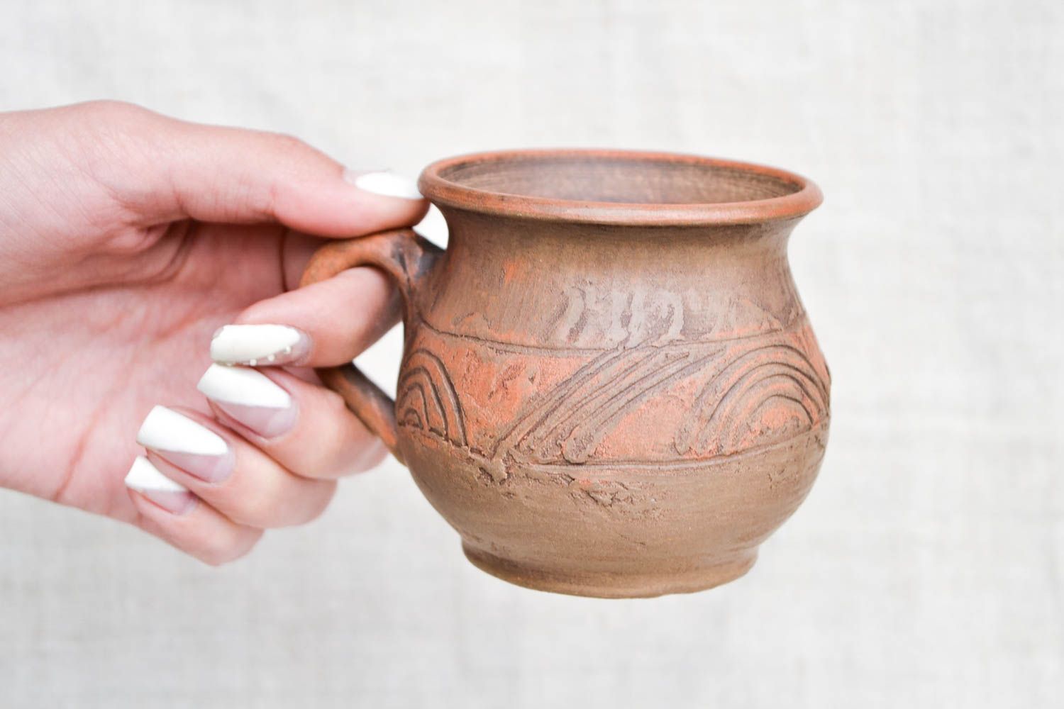 Tasse en argile faite main Mug marron peint à motifs Vaisselle originale photo 2