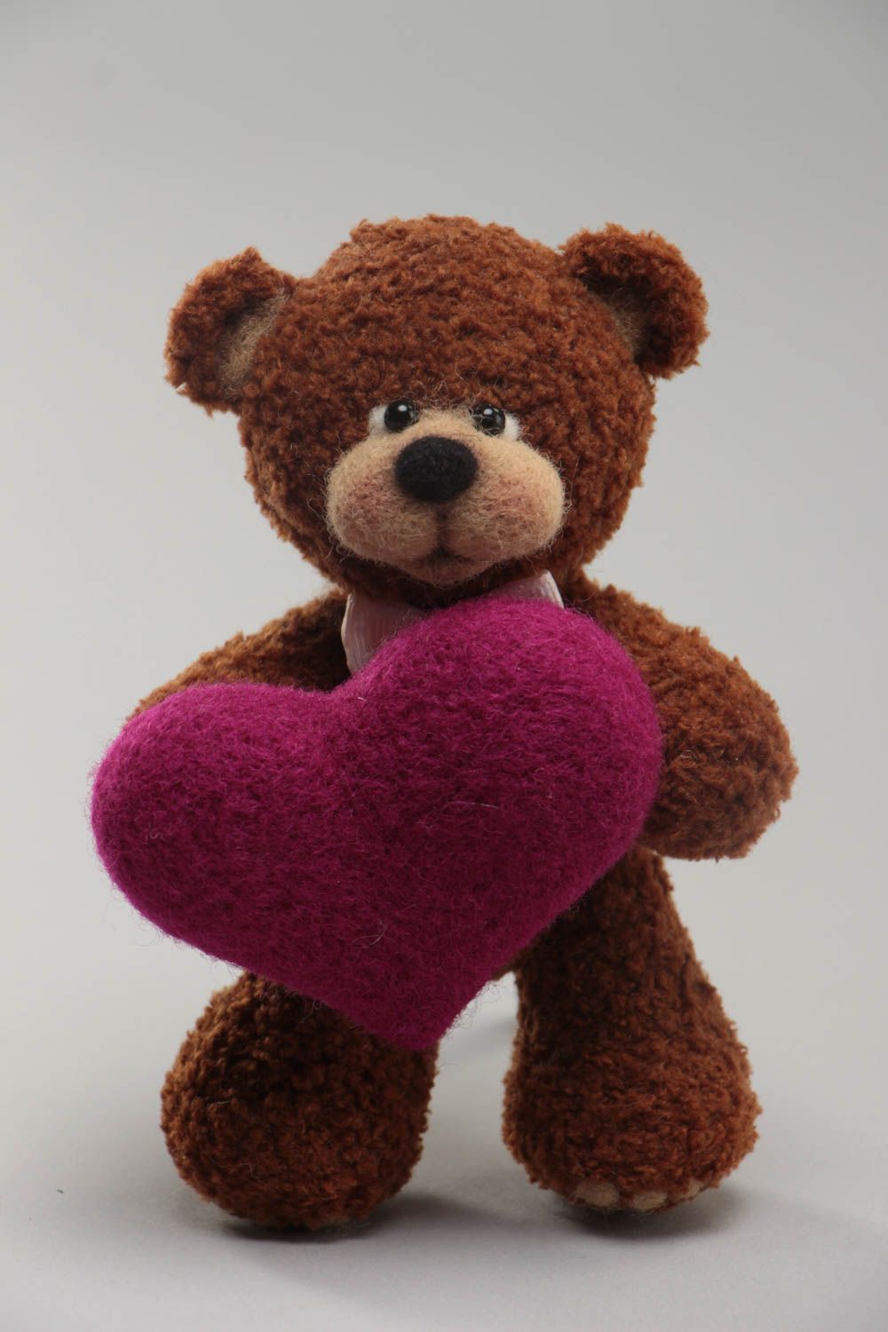Jouet ours brun avec coeur tricoté petit fait main feutrage cadeau original photo 2