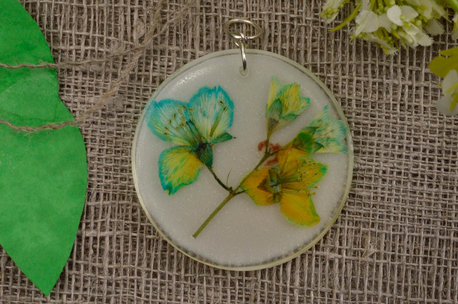 Beautiful handmade botanical pendant epoxy resin ideas artisan jewelry designs photo 1