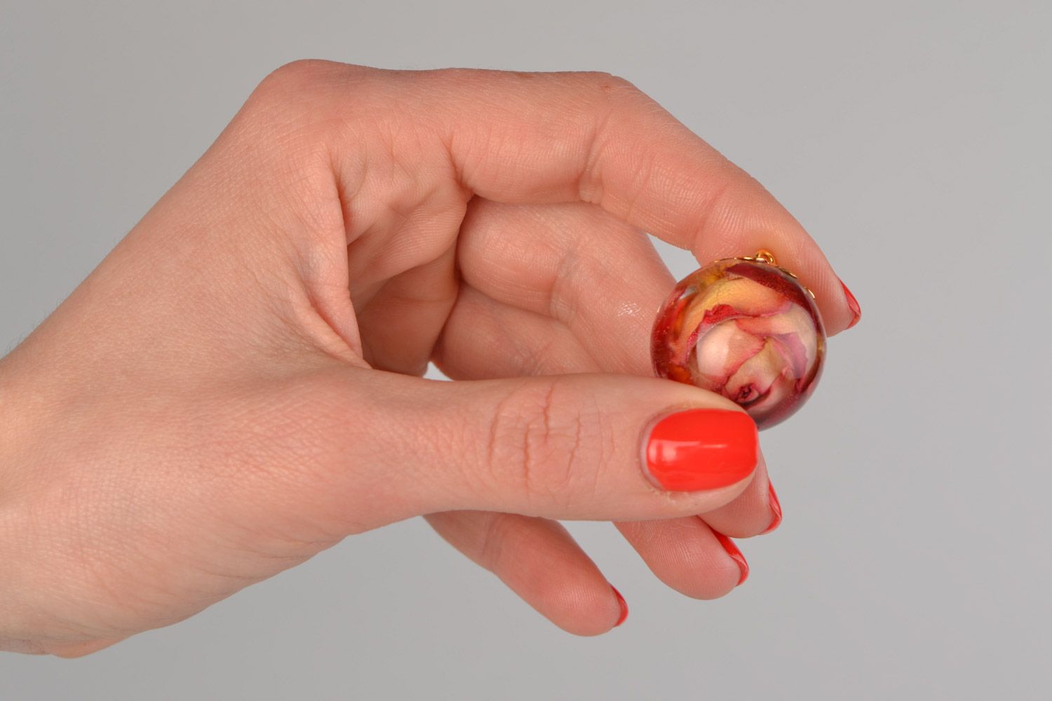 Petit pendentif en résine époxy boule avec rose original fait main pour femme photo 2