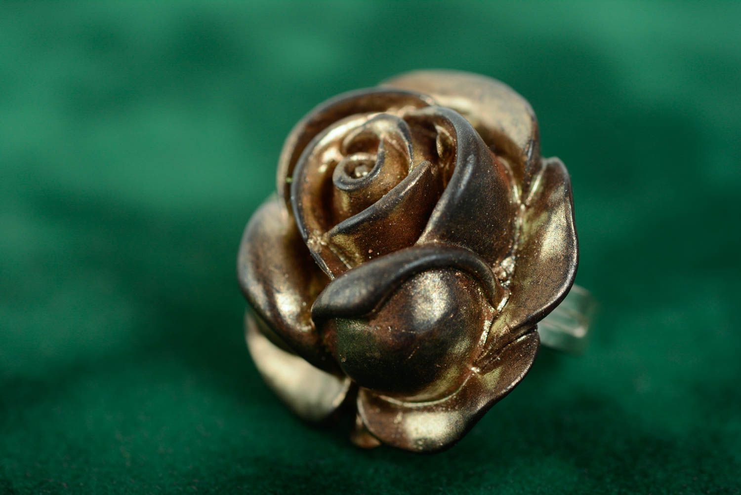 Ungewöhnlicher brauner Ring aus Polymerton in Form der Rose künstlerische Handarbeit foto 3