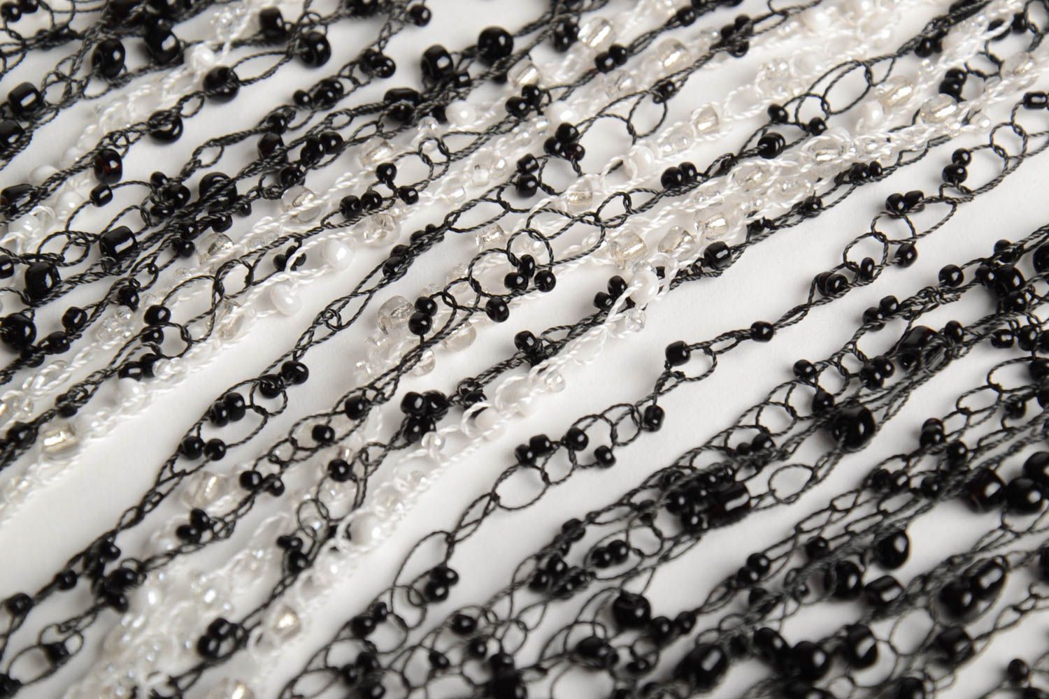 Schwarz weißes mehrreihiges Collier aus Glasperlen künstlerische Handarbeit foto 5