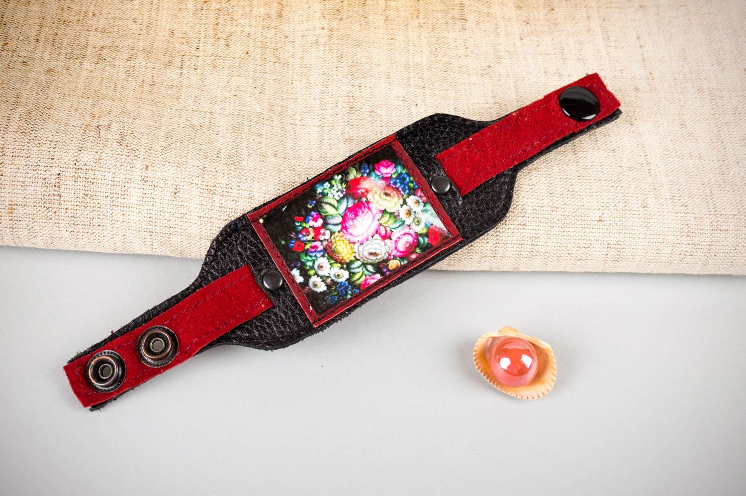 Bracelet en cuir naturel et daim noir-rouge avec motif floral fait main photo 1