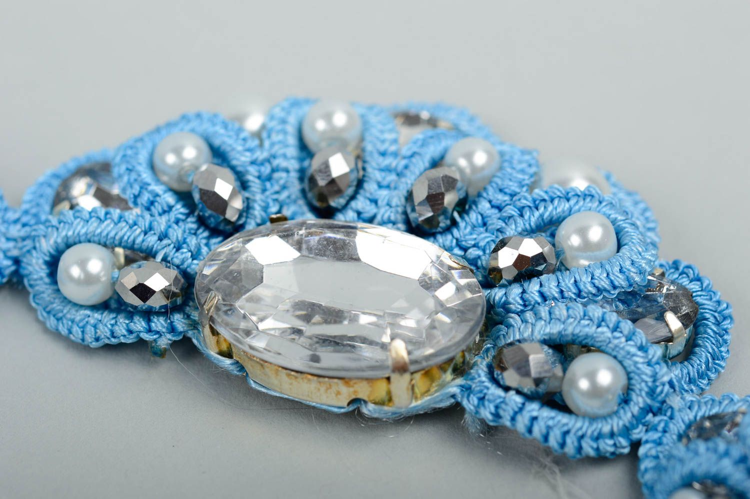 Collier textile Bijou fait main bleu ciel technique frivolité Accessoire femme photo 3
