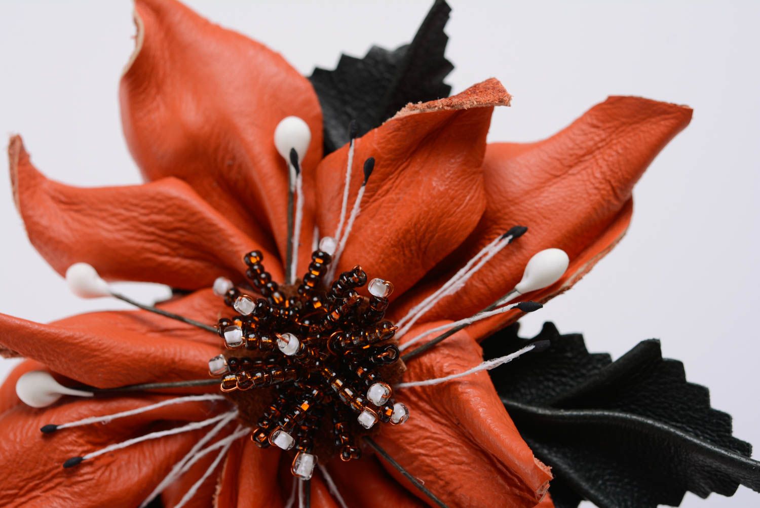 Брошь заколка в виде цветка кожаная большая с бисером красная ручной работы фото 2