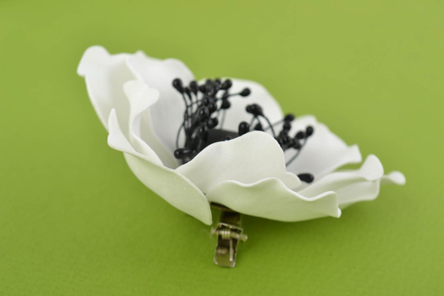 Брошь-заколка из фоамирана в виде белого с черным цветка аксессуар ручной работы фото 3