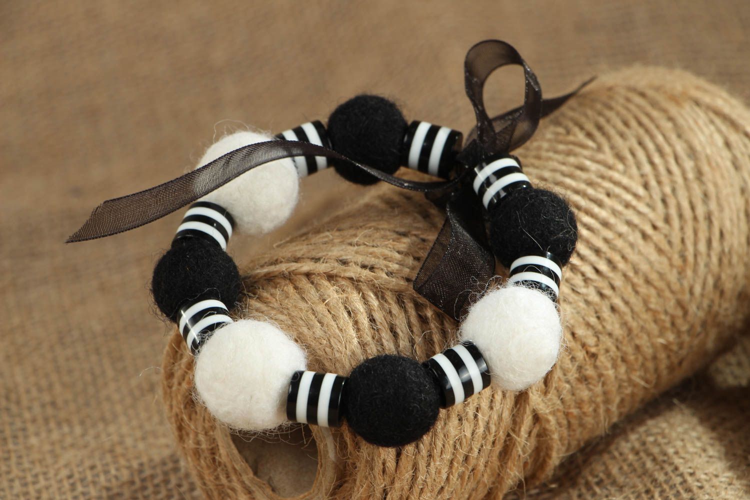Bracelet en laine feutrée fait main Cinéma en noir et blanc photo 5