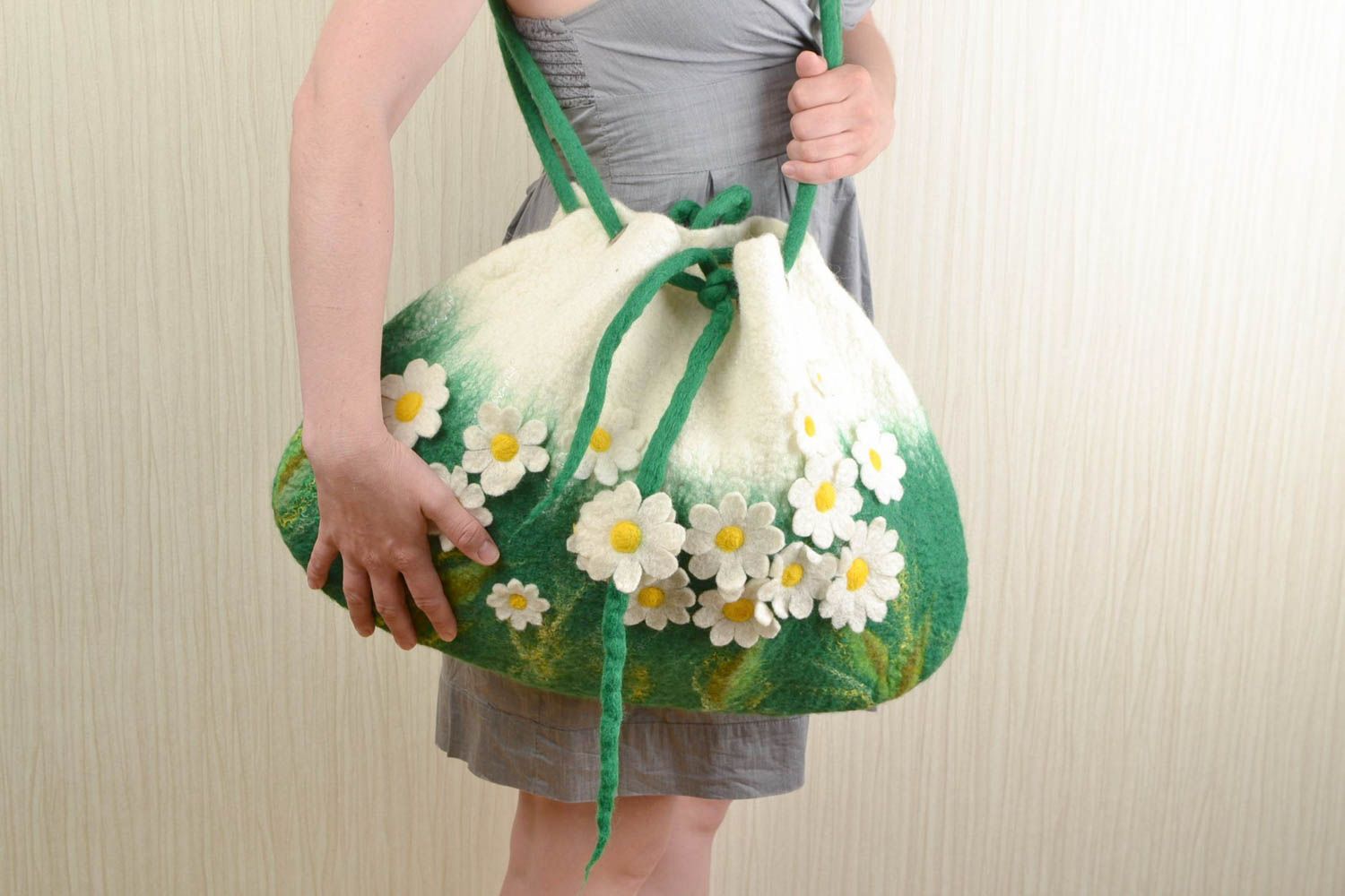 Sac à main en laine feutrée blanc et vert fait main avec fleurs anses longues photo 2
