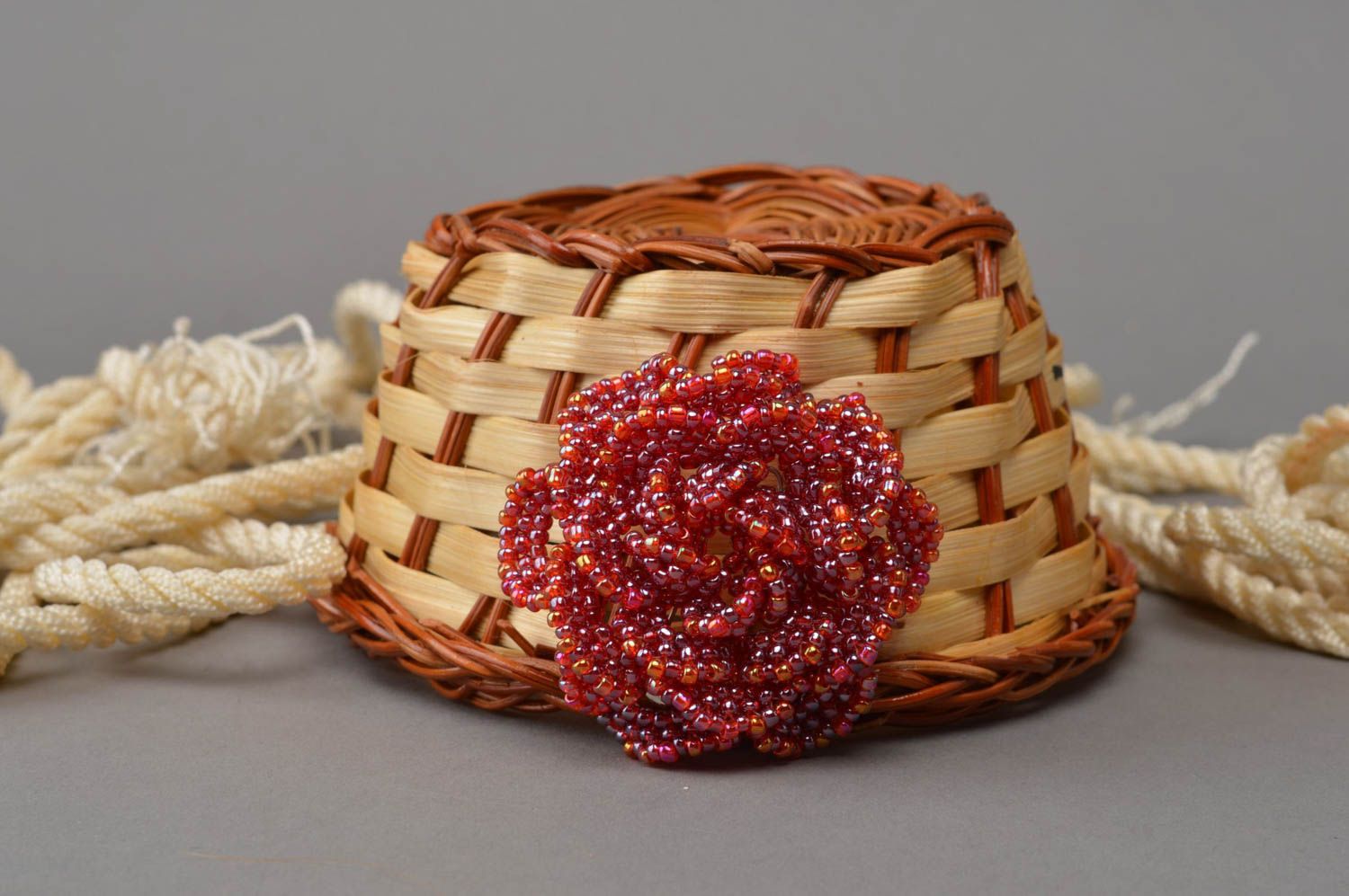 Broche fleur rouge faite main en perles de rocaille accessoire pour femme Rose photo 1