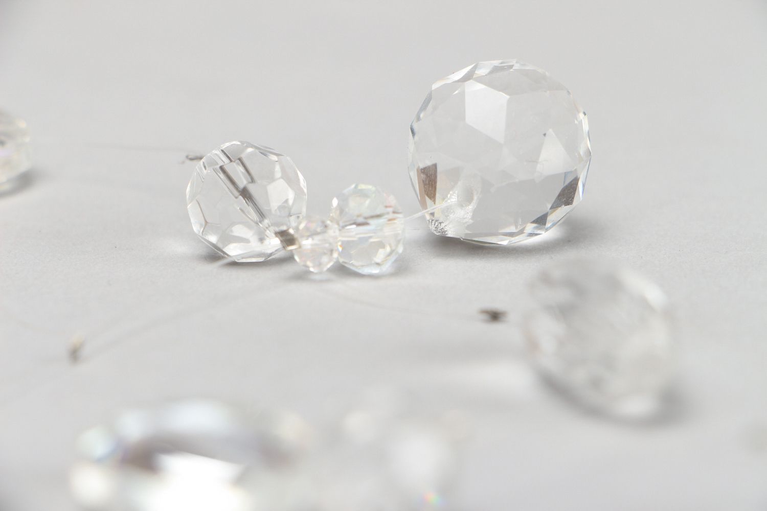 Collier original de créateur luxueux perles en verre et plastique fait main photo 3