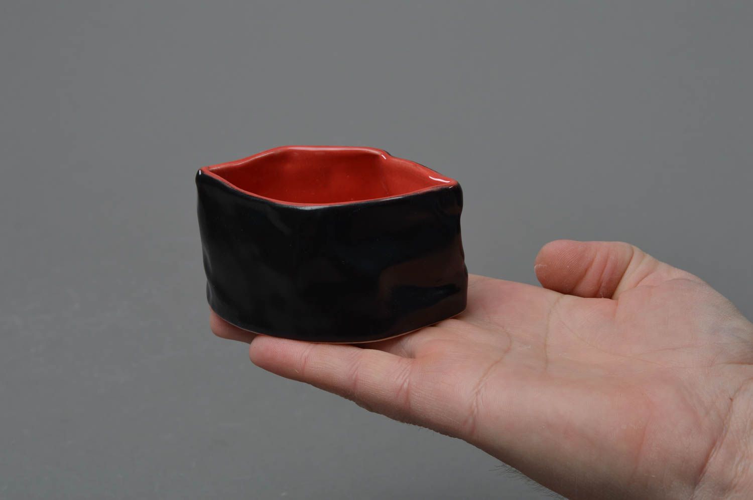 Красно черный соусник из фарфора ручной работы расписанный глазурью Япония фото 4