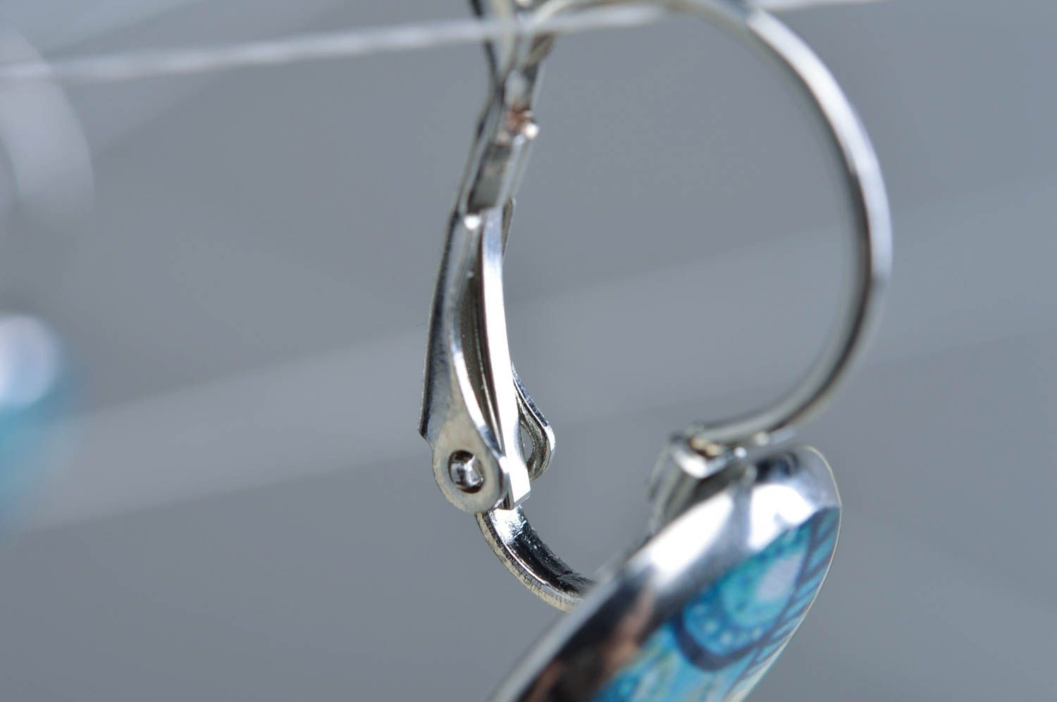 Boucles d'oreilles pendantes rondes bleues en métal et résine époxy faites main photo 2