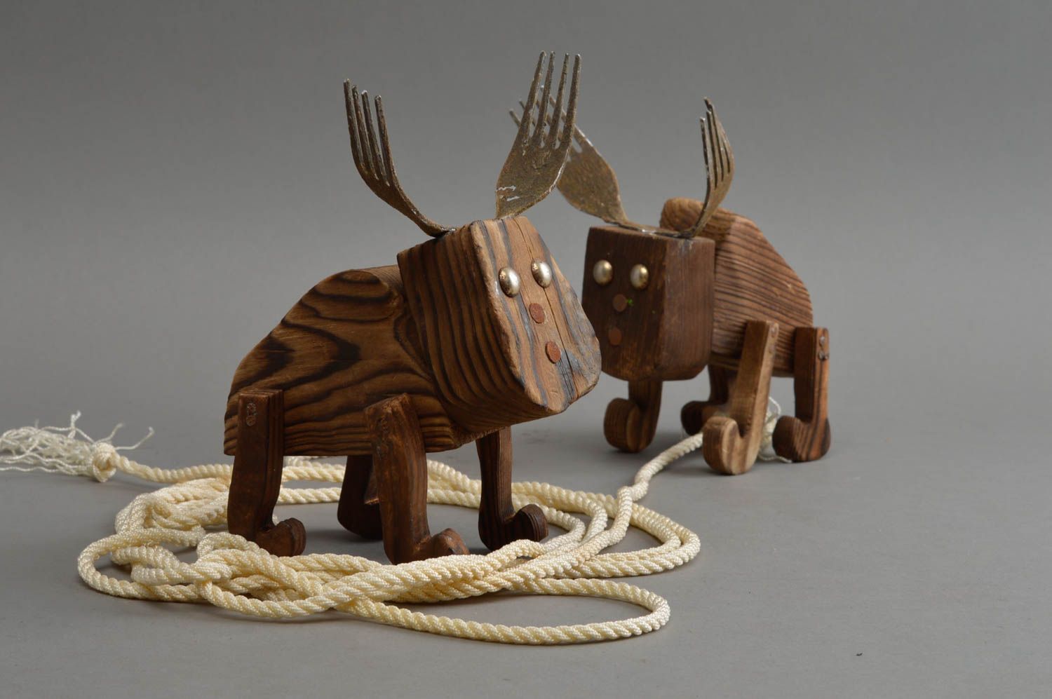 Geschnitzte handgemachte Figurine aus Holz in Form von eines Elches für Deko foto 1