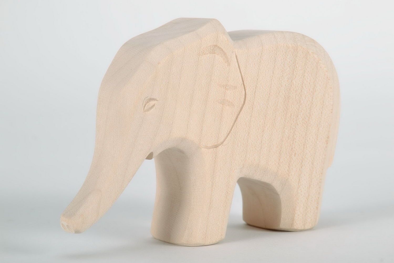 Estatueta de madeira em forma de um elefante foto 1