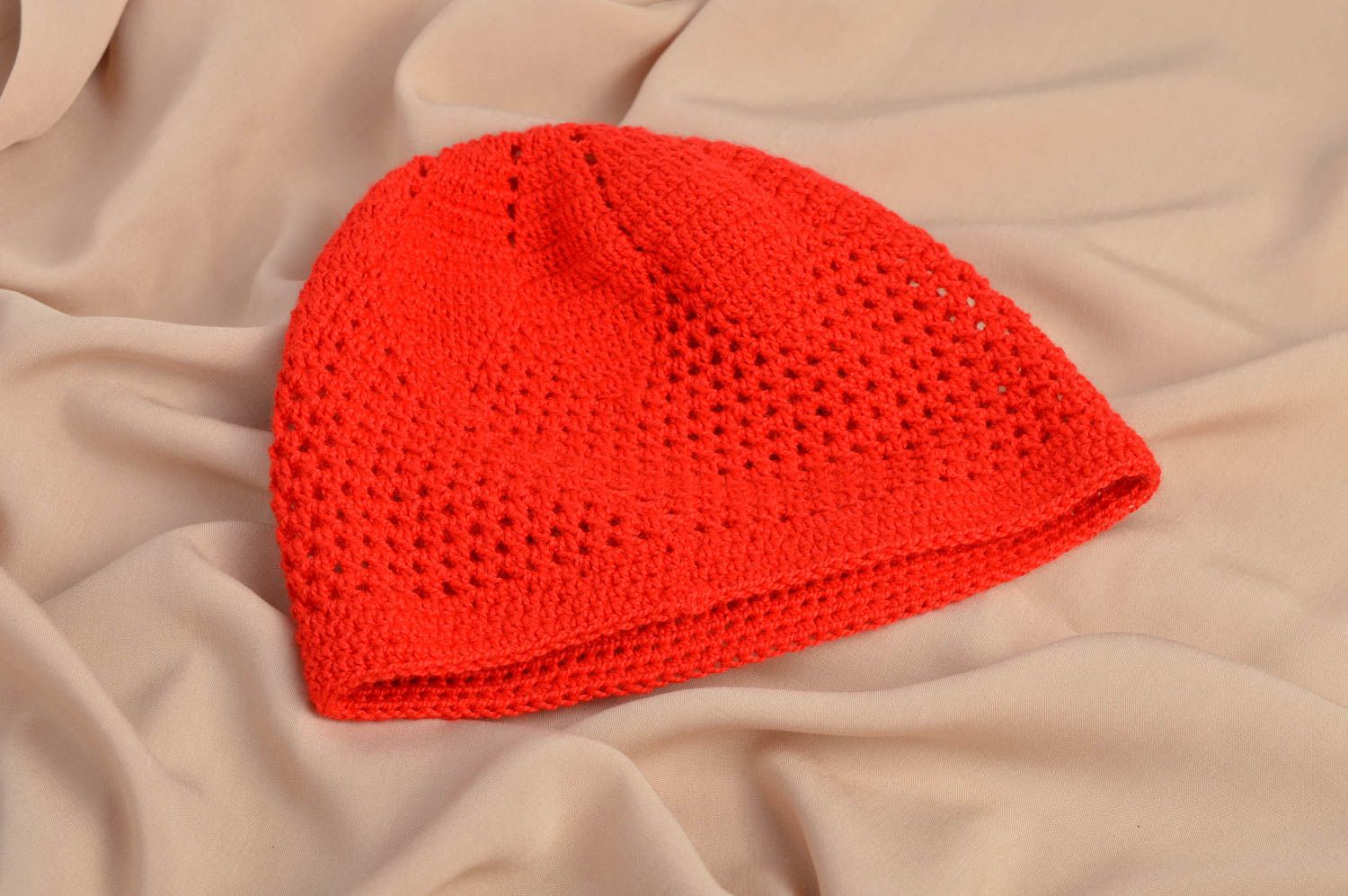 Bonnet tricot fait main Chapeau au crochet Vêtement enfant rouge ajouré photo 1
