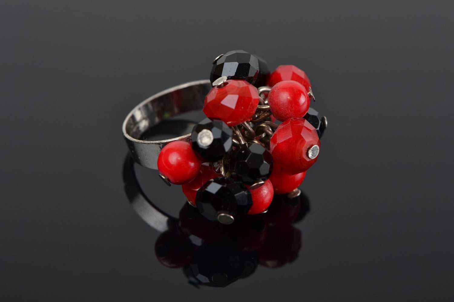 Steinen Ring aus Glasperlen schwarz mit rot verstellbar interessant handgemacht foto 1