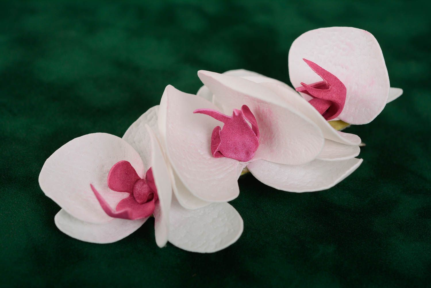 Zarte weiße Haarklemme mit Blume handmade Schmuck für Frauen aus Foamiran Orchidee foto 1