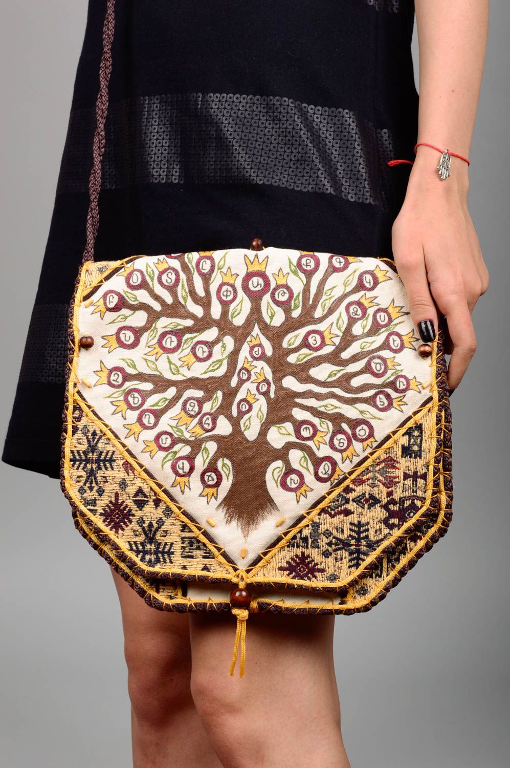 Сумка из ткани ручной работы красивая с деревом расписная стильная необычная фото 2