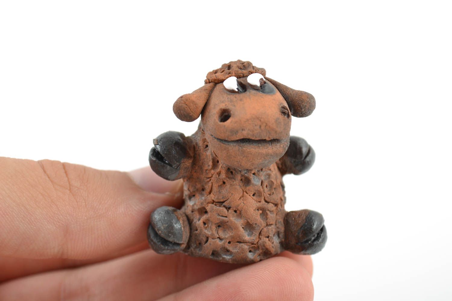 Фигурка из глины барашек маленькая коричневая ручной работы на подарок  фото 2